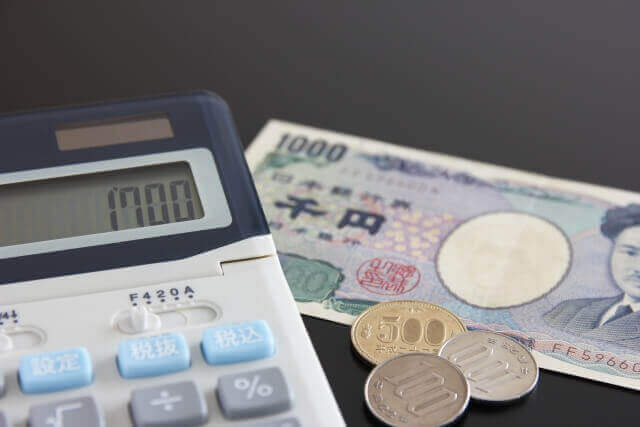 面接交通費を計算している様子の画像
