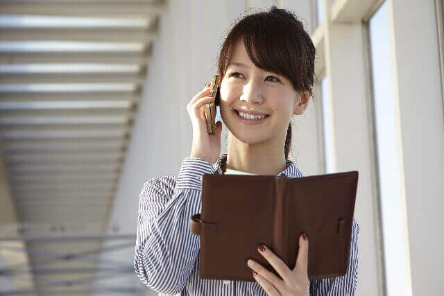 風俗の出稼ぎを説明している女性の画像