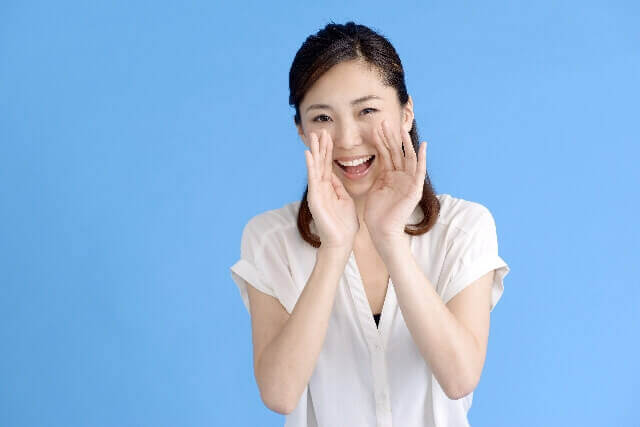 風俗求人サポートセンターの説明を叫んでいる女性の画像