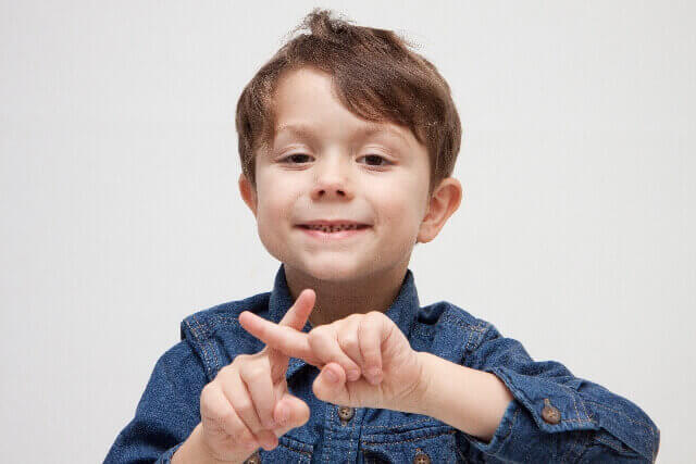 本番強要はダメと訴えている少年の画像