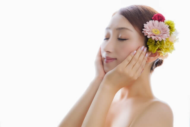 シャワー後のケアをしている女性の画像