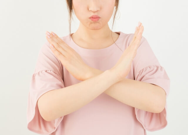 罰金はなくても気をつけなければいけない事を説明している女性の画像