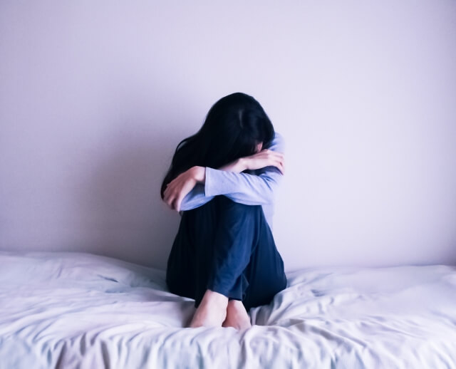 実際に起こった、イジメや嫌がらせに悩んでいる女性の画像