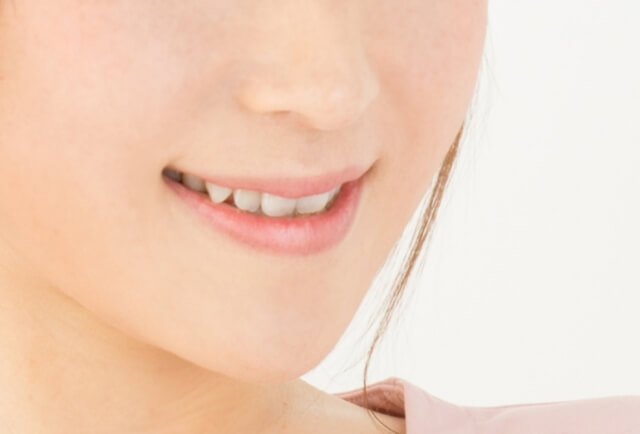 イジメや嫌がらせと受けないようにする注意事項を説明している女性の画像