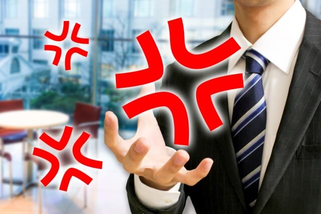理不尽なクレームを言う客の様子の画像