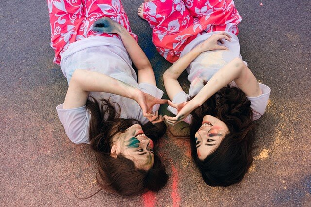 中の良い友達同士の画像