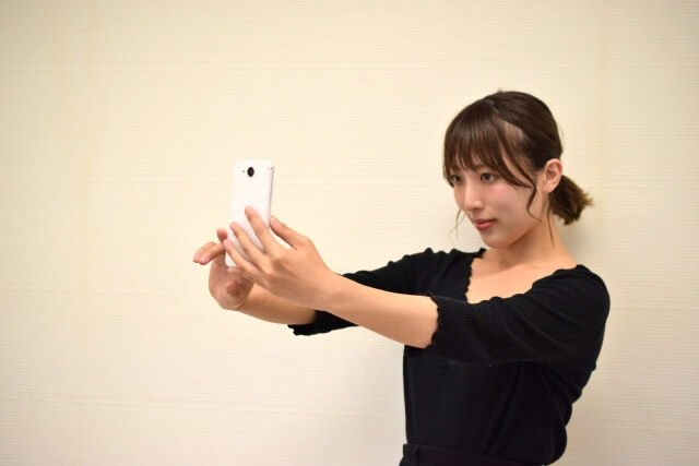 写真の撮り方を説明している女性のイメージ画像