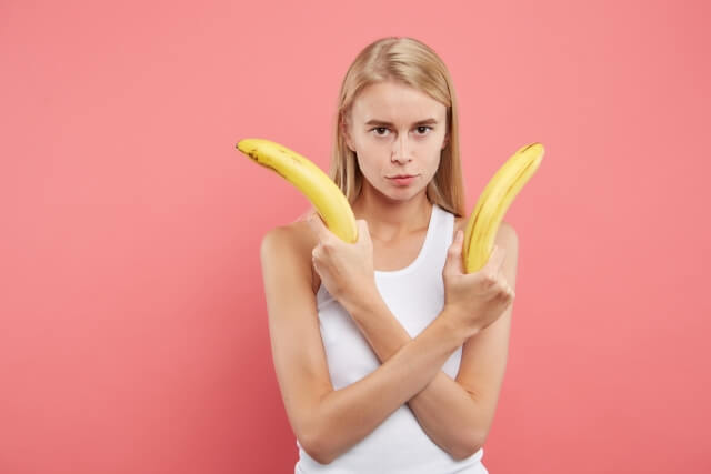 イラマチオを説明する女性のイメージ画像
