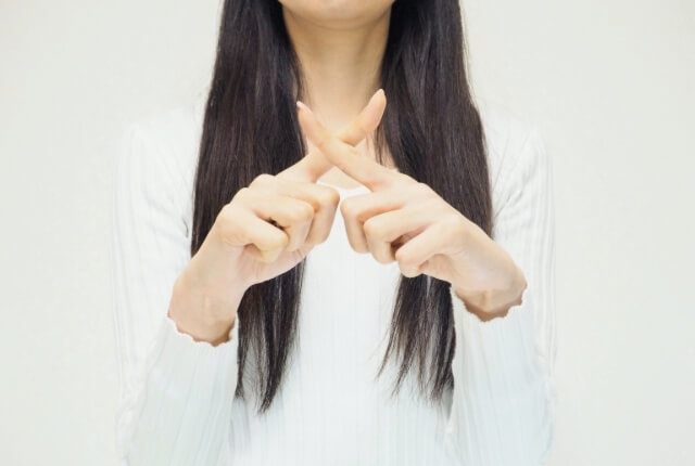 カンジダになったら出勤してはいけない事を説明している女性の画像