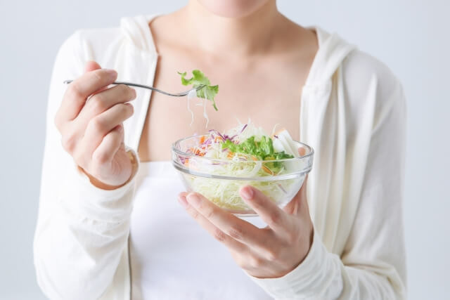 濡れやすくなる食べ物を摂取しているイメージ画像