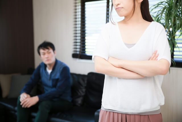 冷たい態度をとる女性の画像