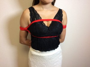 ロープで縛られた女性の画像