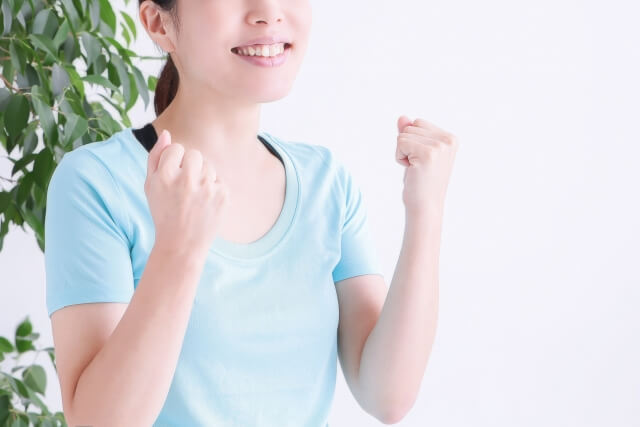 貧乳でも人気風俗嬢になれる事を知ってガッツポーズをとる女性の画像