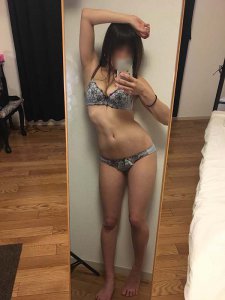 ウエストを細く見せるポーズの画像