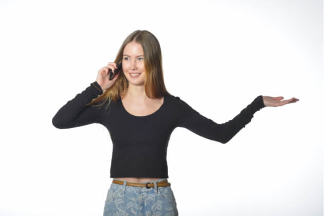 盗撮されて電話をかける女性の画像